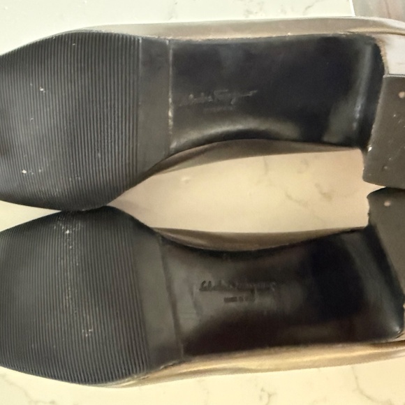 Vintage Salvatore Ferragamo Champagne Gold leather pumps - Picture 5 of 5